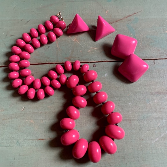 💕 70's Pink Bead Necklace, Pink Square Post & Pink Triangle Clip On Earrings💕 - Picture 6 of 10